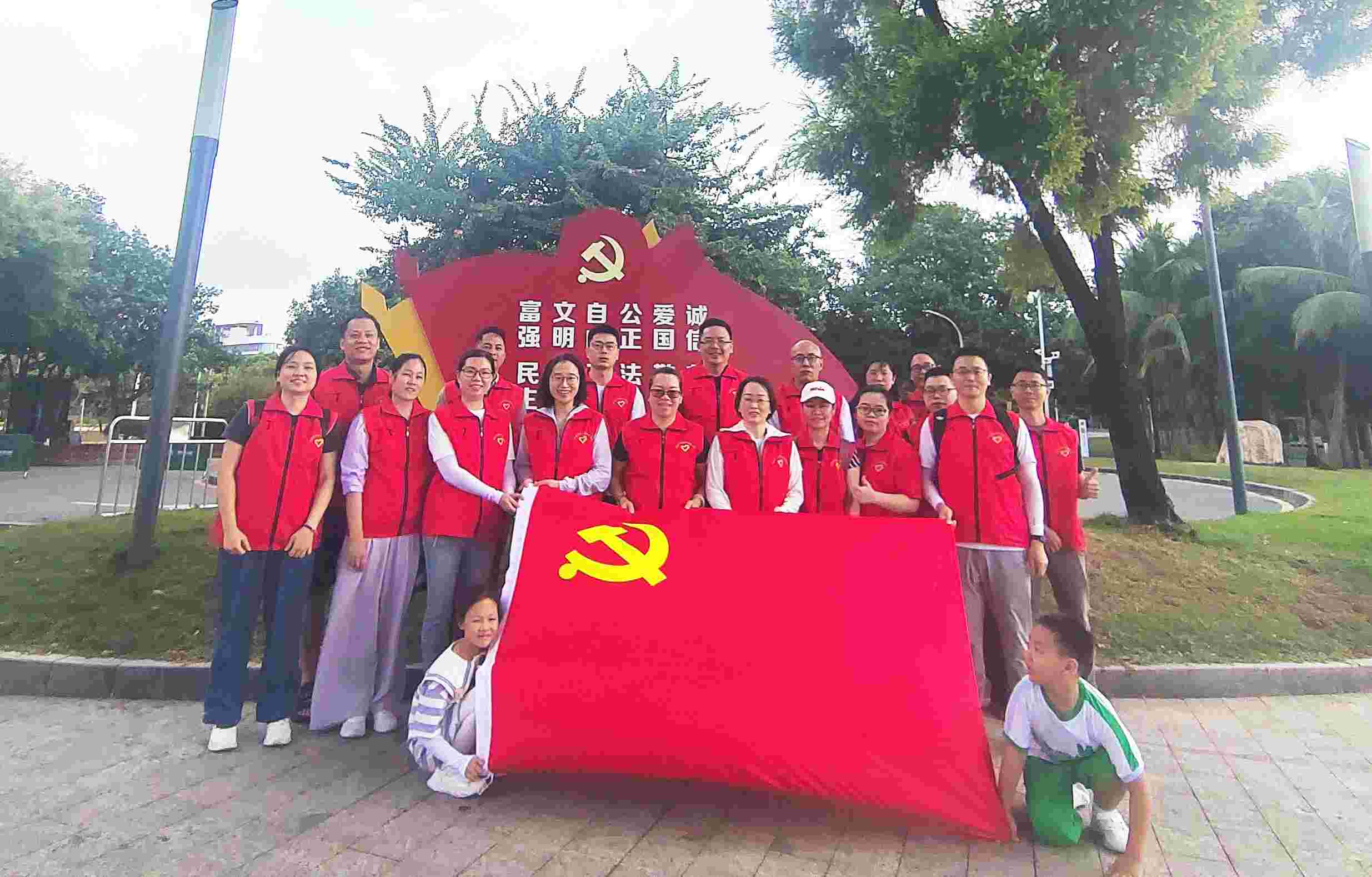 低碳环保 守护海洋｜丽江bifa必发党支部发展净滩主题党日活动